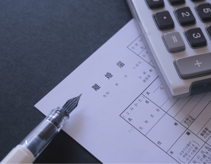 離婚届と電卓とペン